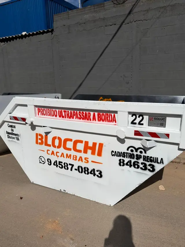 Caçamba estacionária da Blocchi Caçambas pronta para receber entulho