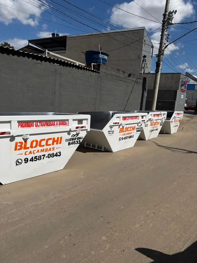 Fileira de caçambas da Blocchi Caçambas prontas para entrega
